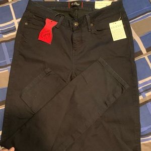 NWT dark wash Guess skinny jeans!